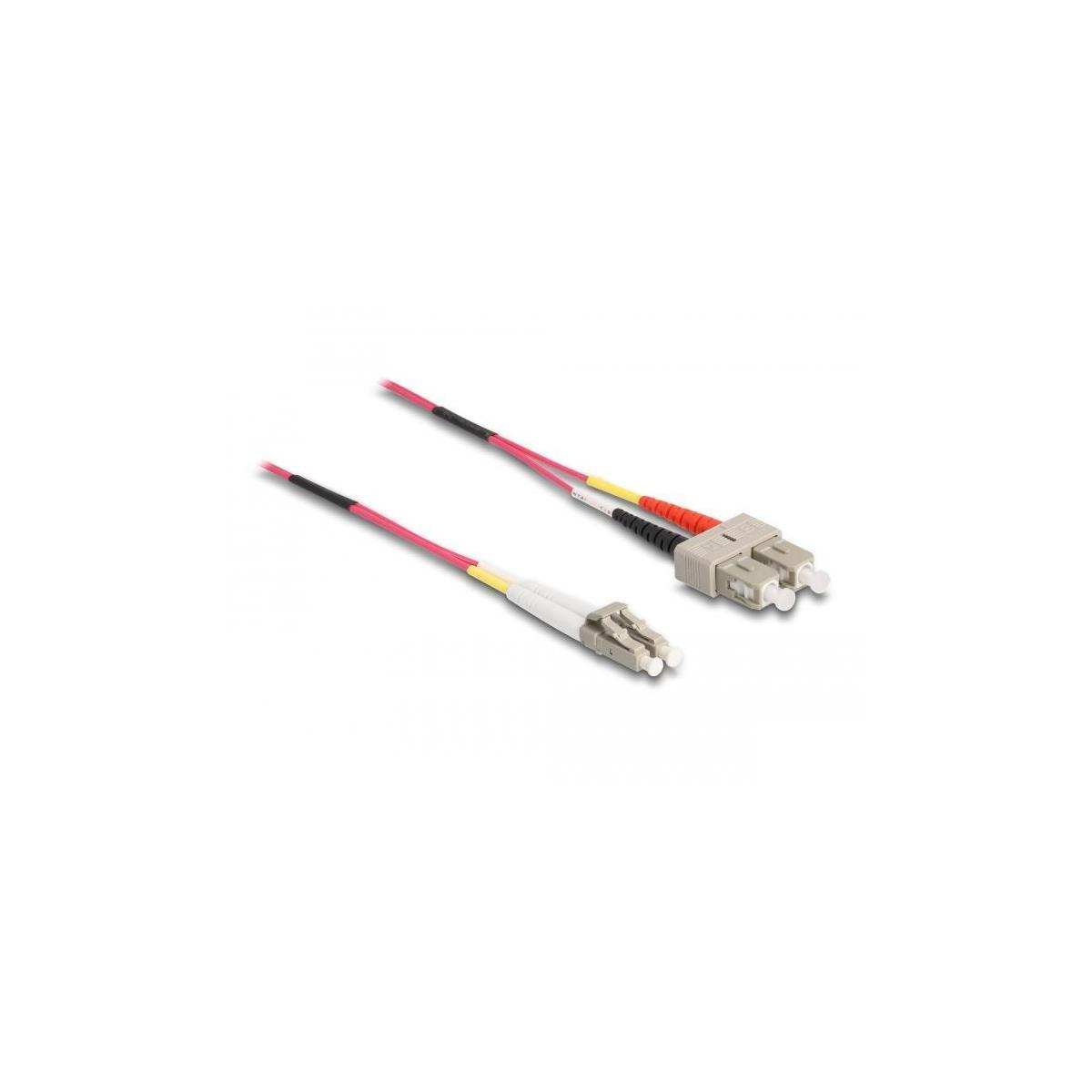Due cavi in fibra ottica con connettori e guaine per cavi di colore diverso.