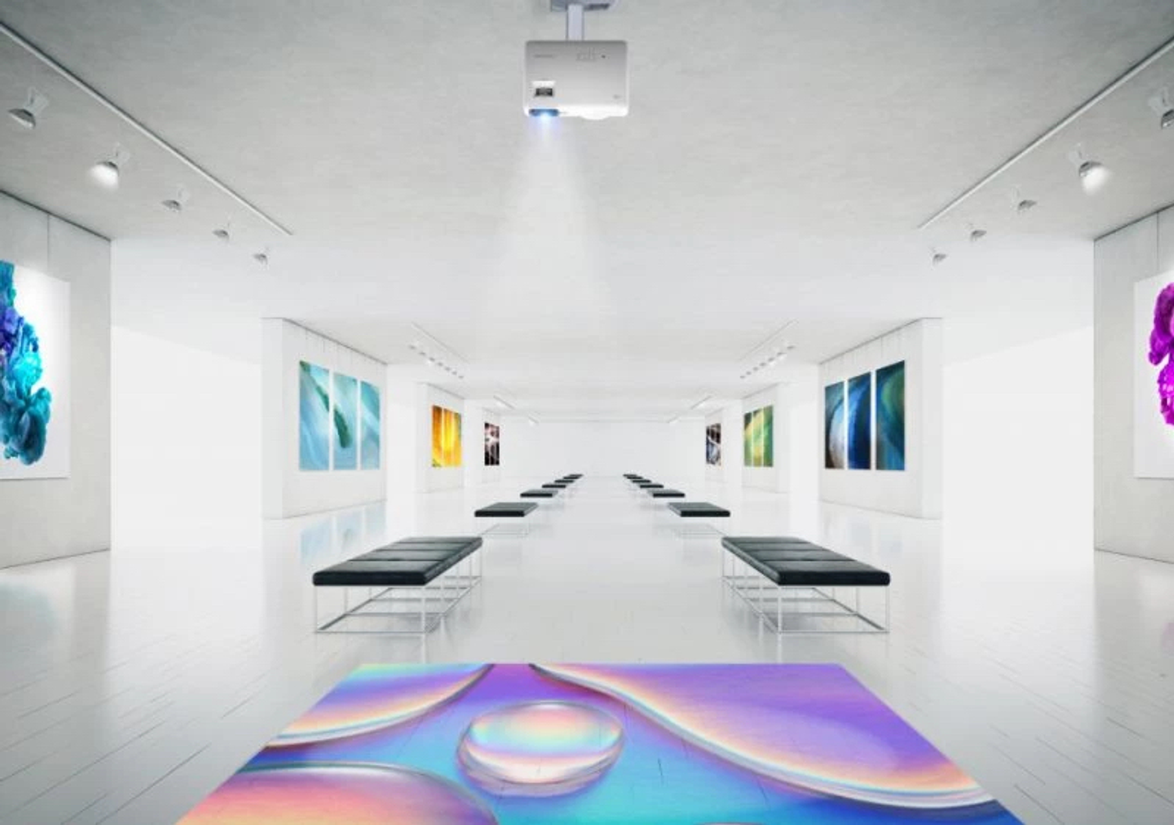 Galeria z dziełami sztuki na ścianach i projektorem na suficie, rzucającym światło.