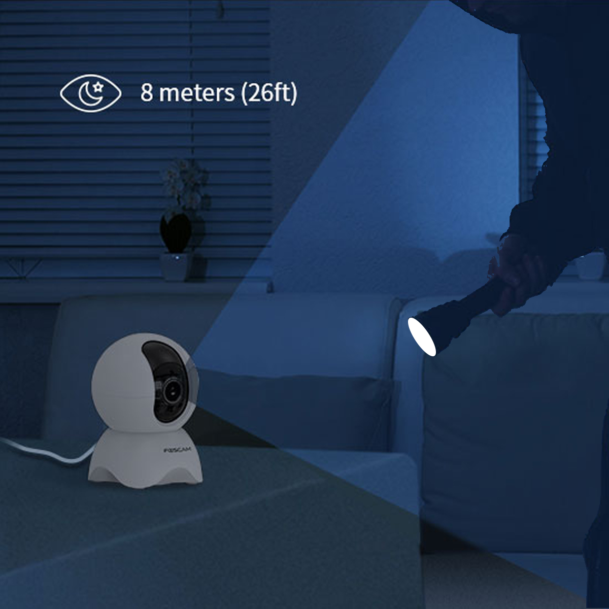 Escena nocturna: cámara en mesa, haz de luz de linterna en habitación oscura.