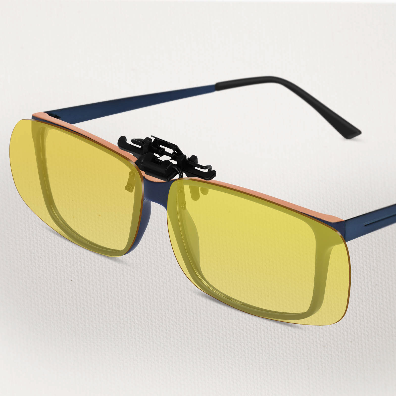 Brille mit gelben Gläsern und blauem Gestell, auf weißem Hintergrund.