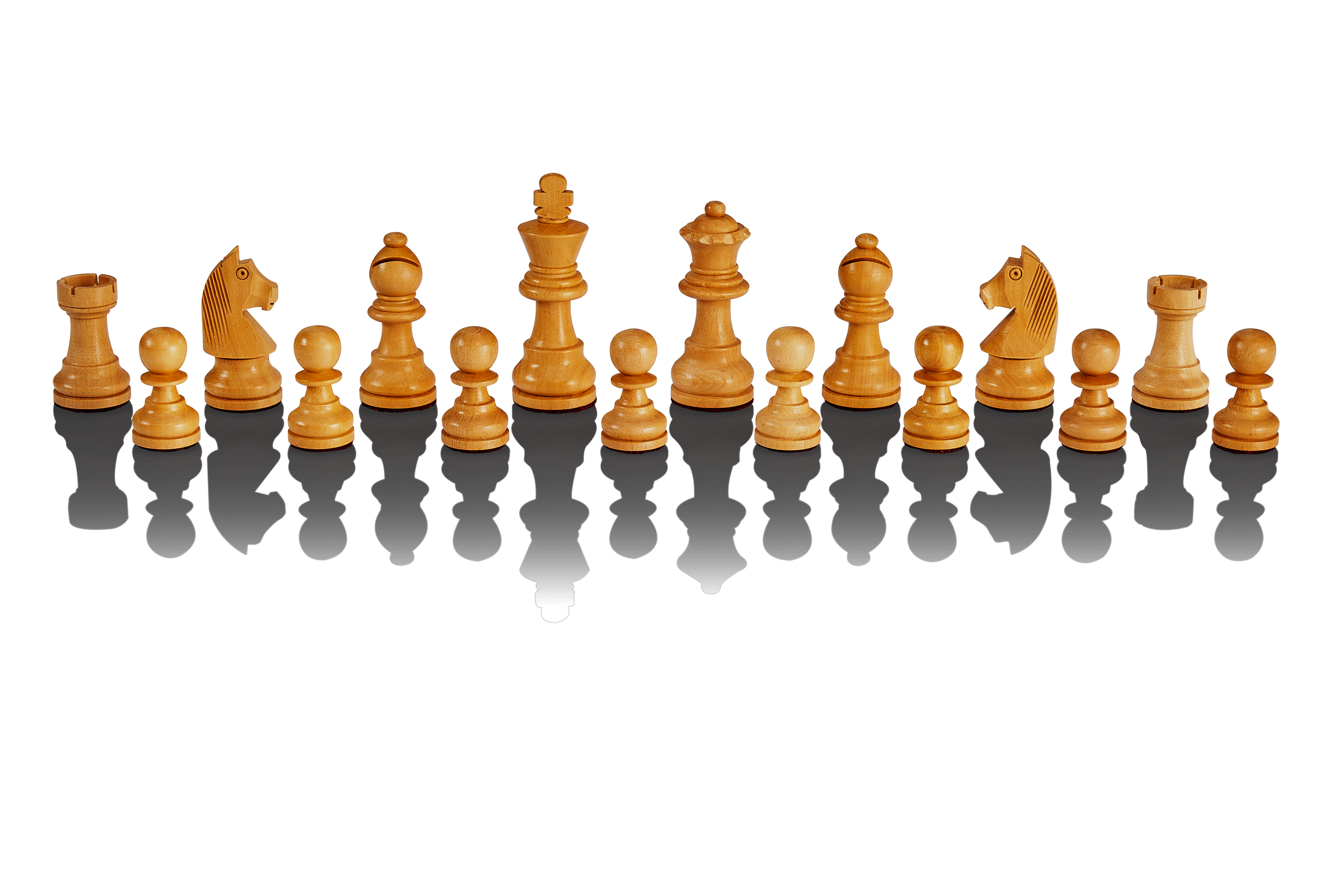 Un set completo di pezzi degli scacchi in legno disposti su una superficie nera, riflessi.