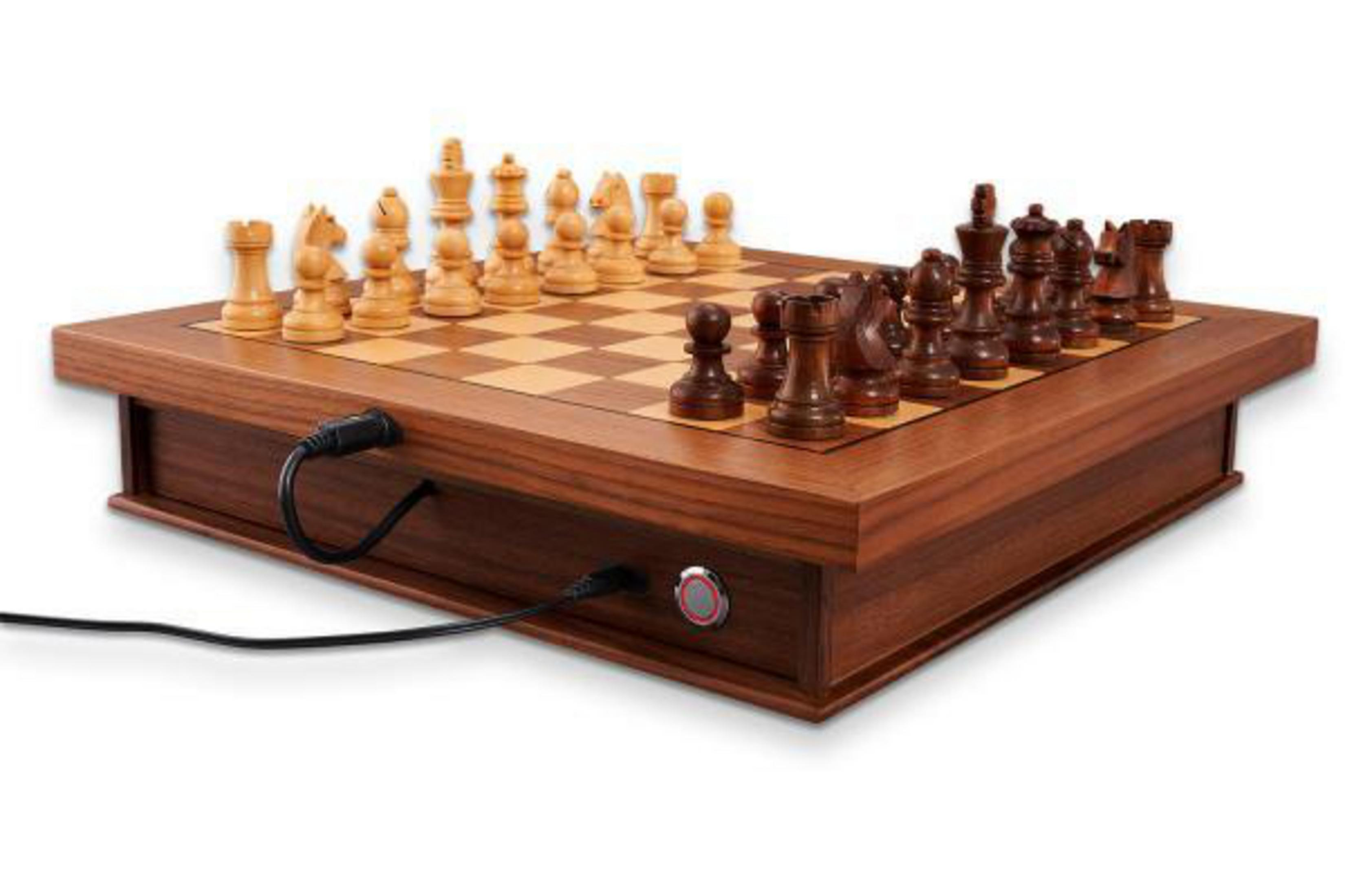 Ein Schachspiel auf einem Holzbrett mit einem Power-Knopf. Schwarze und weiße Figuren sind aufgestellt.