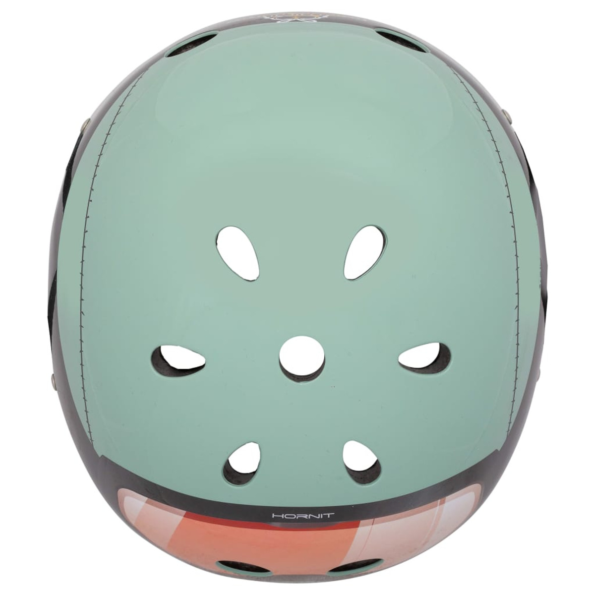 Ein grüner und schwarzer Helm mit Belüftungslöchern, Draufsicht, auf weißem Hintergrund, Augenhöhe.