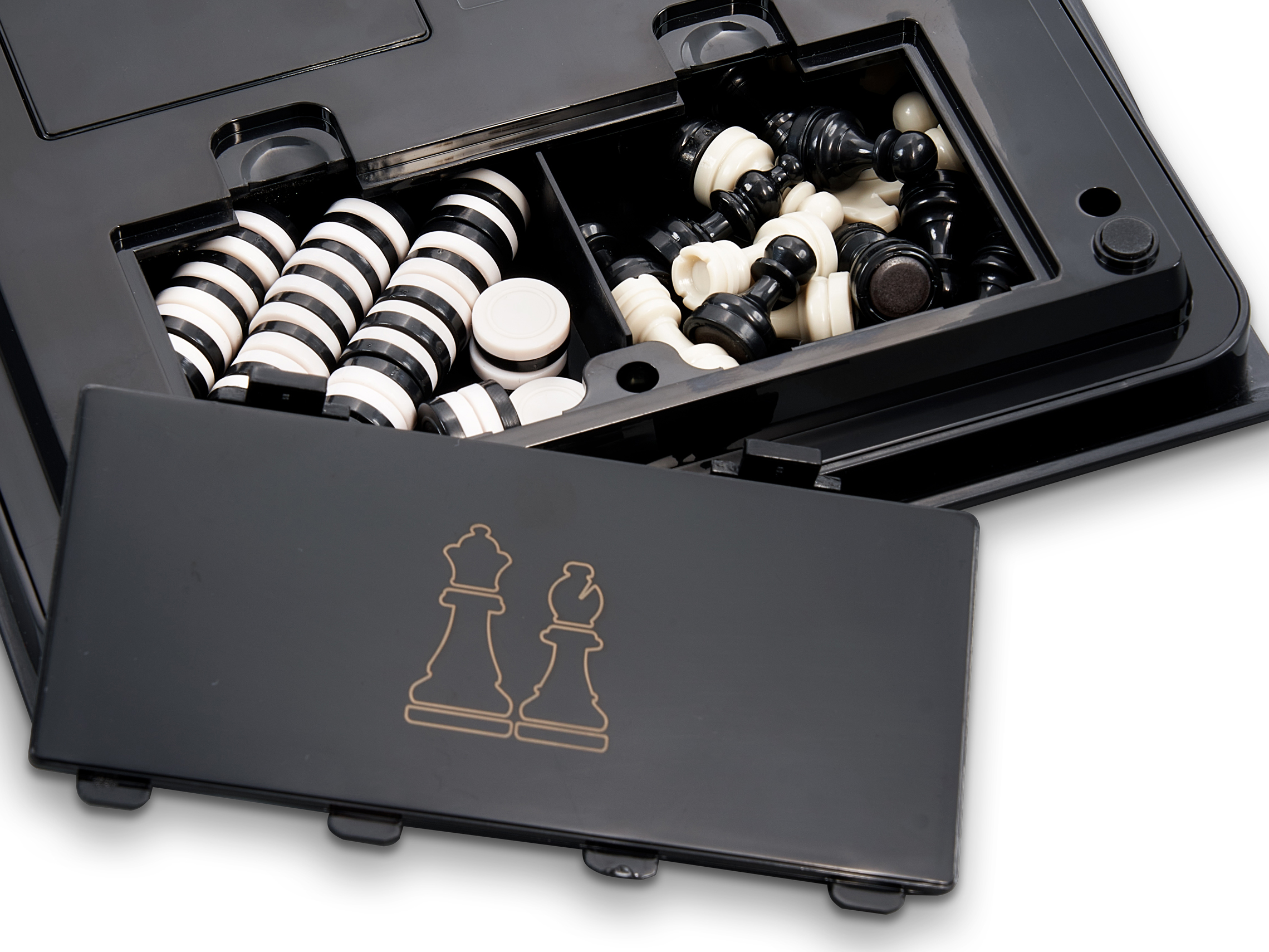 Composants d'un jeu d'échecs à l'intérieur d'un conteneur noir. Comprend des pièces d'échecs et de dames.