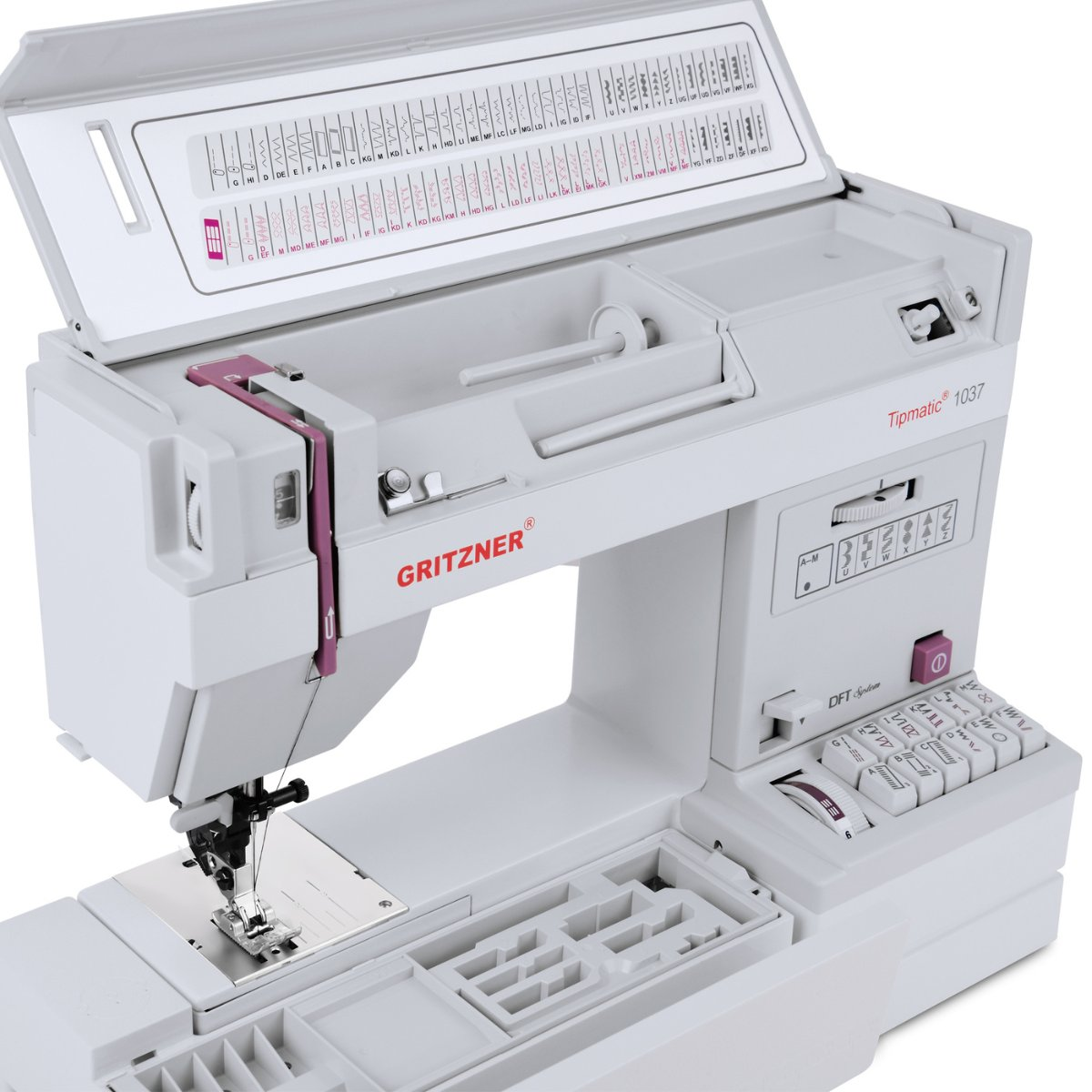 Weiße Gritzner Tipmatic 1037 Nähmaschine, geöffnet mit Etiketten, weißer Hintergrund.