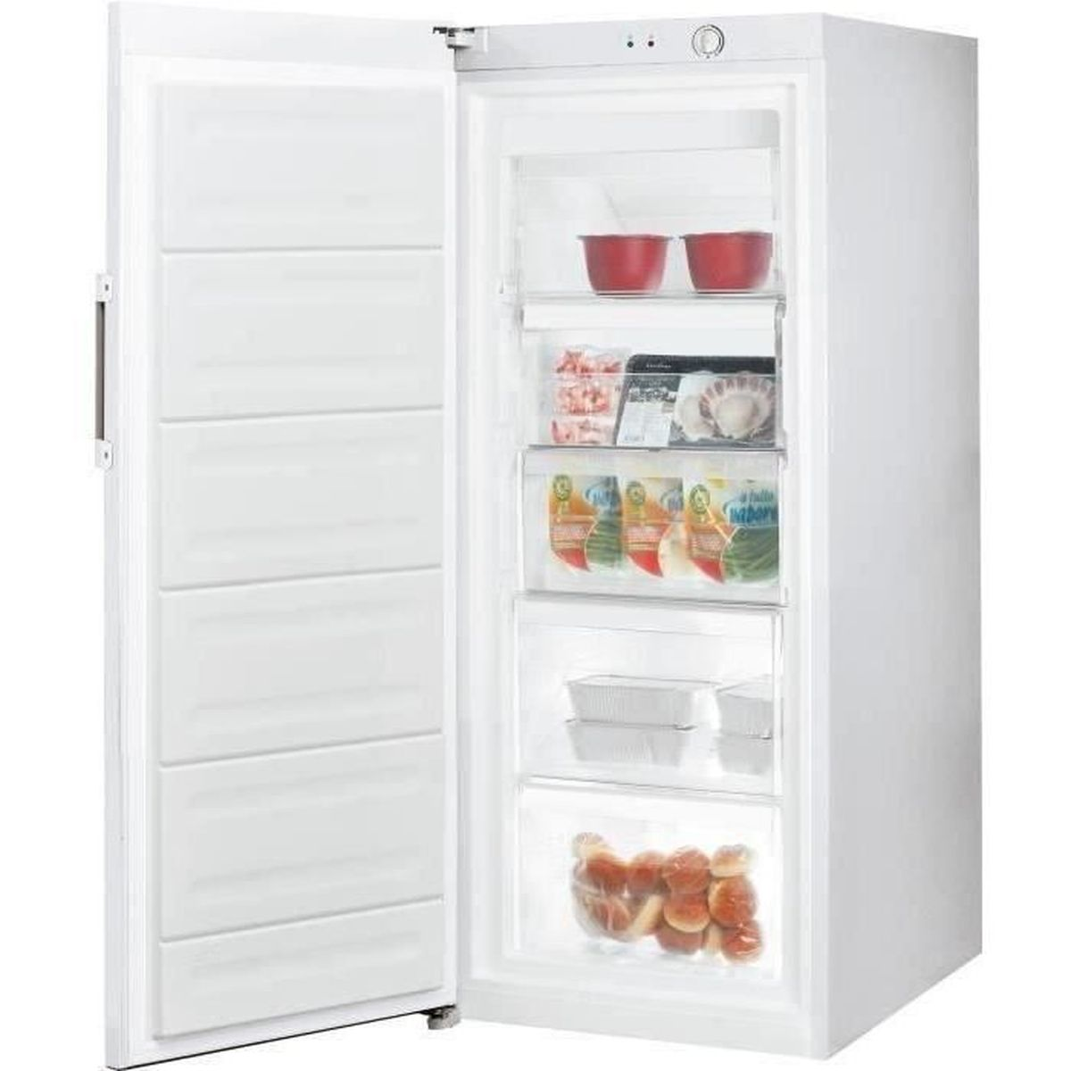 Congelatore bianco, porta aperta, rivela ripiani con alimenti come ciotole e confezioni.