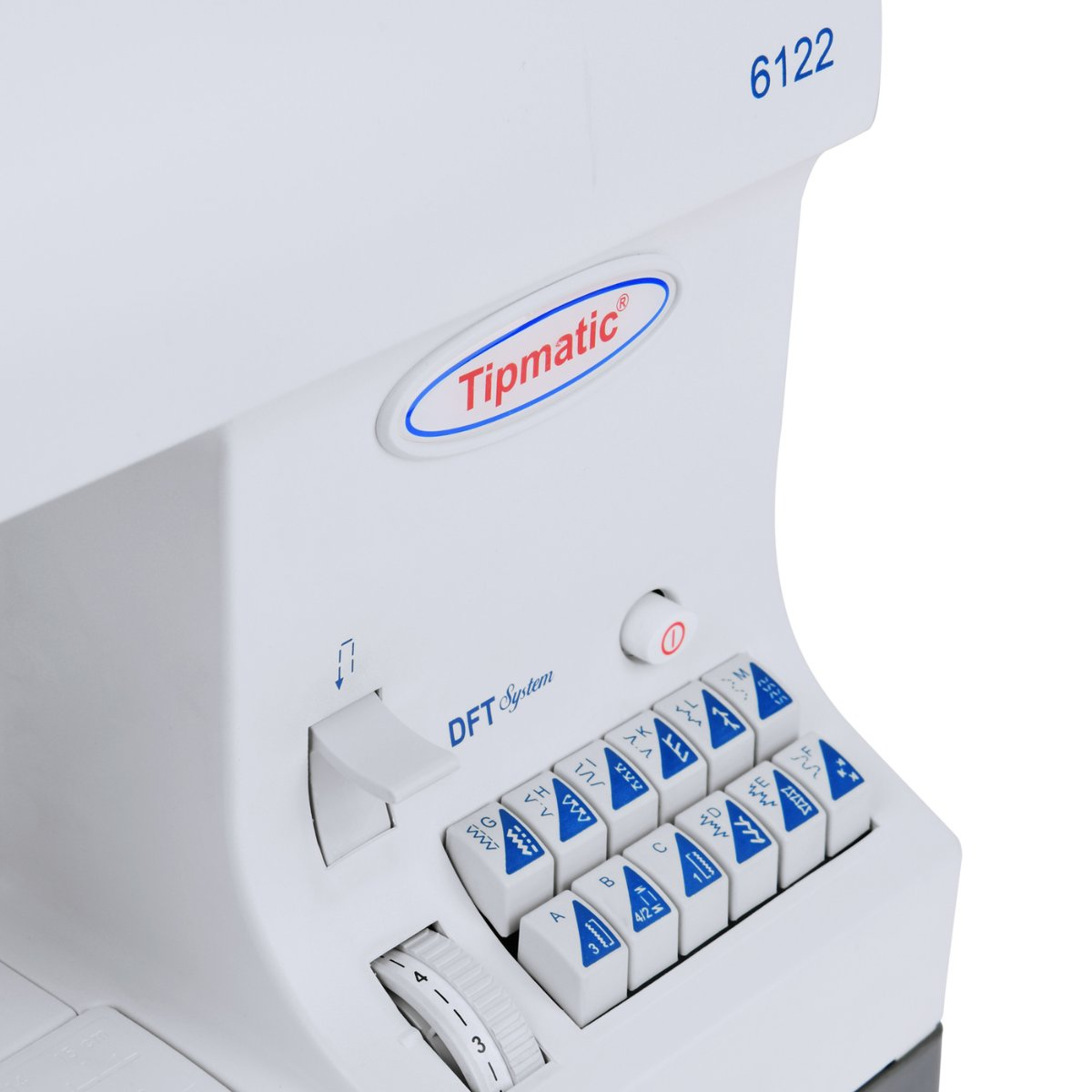 Gezeigt wird eine weiße Nähmaschine. Sie hat Knöpfe und ein Rad vorne, mit dem Markennamen Tipmatic.