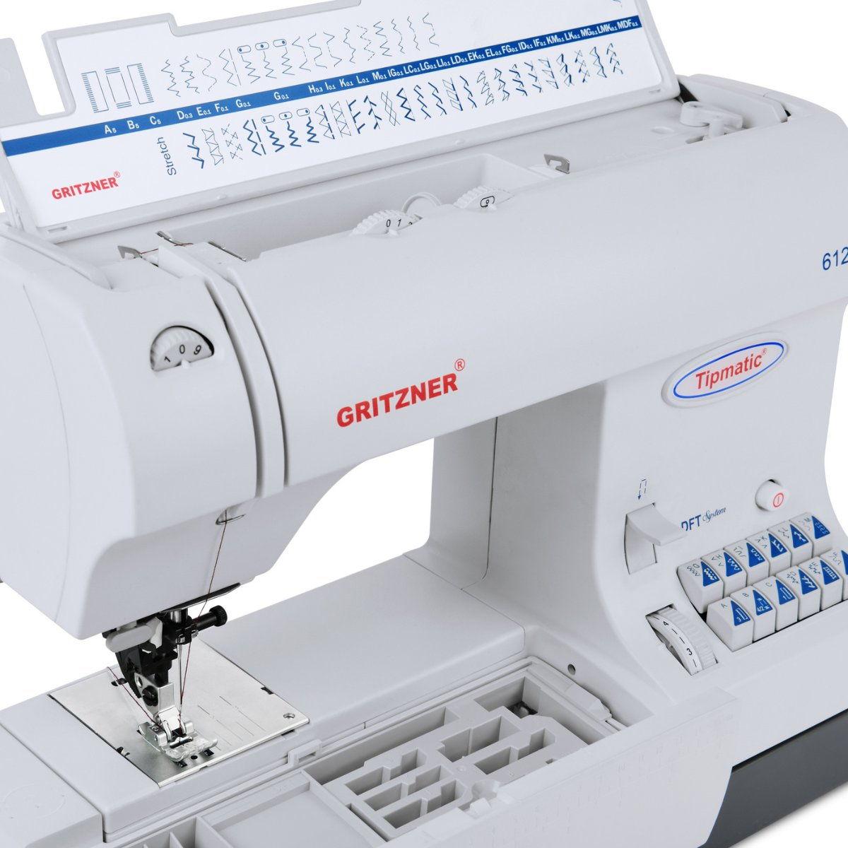 Weiße Nähmaschine, Nahaufnahme. Grittner- und Tipmatic-Etiketten sind sichtbar.