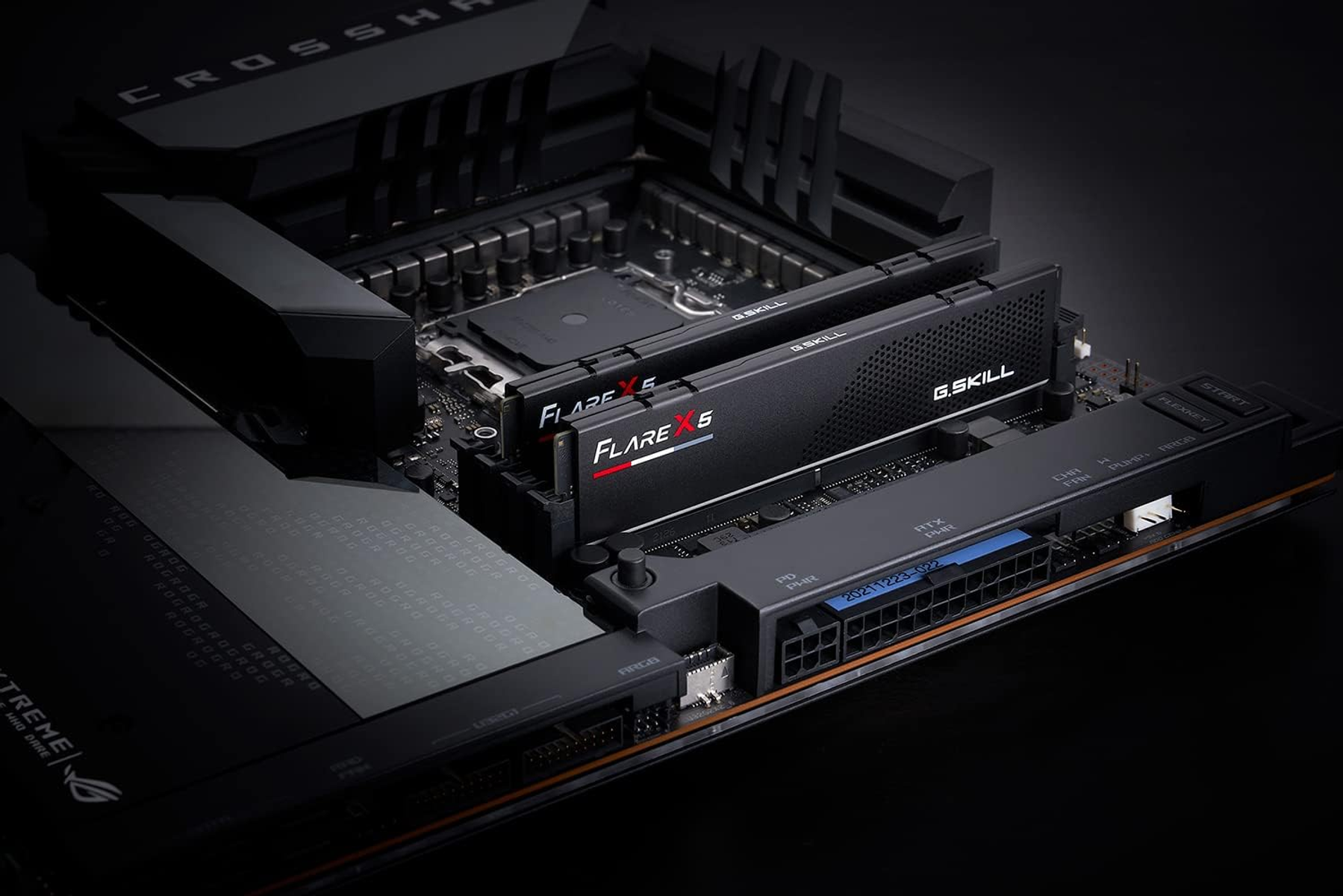 Zbliżenie płyty głównej z dwoma zainstalowanymi kościami RAM. Kości RAM są czarne.