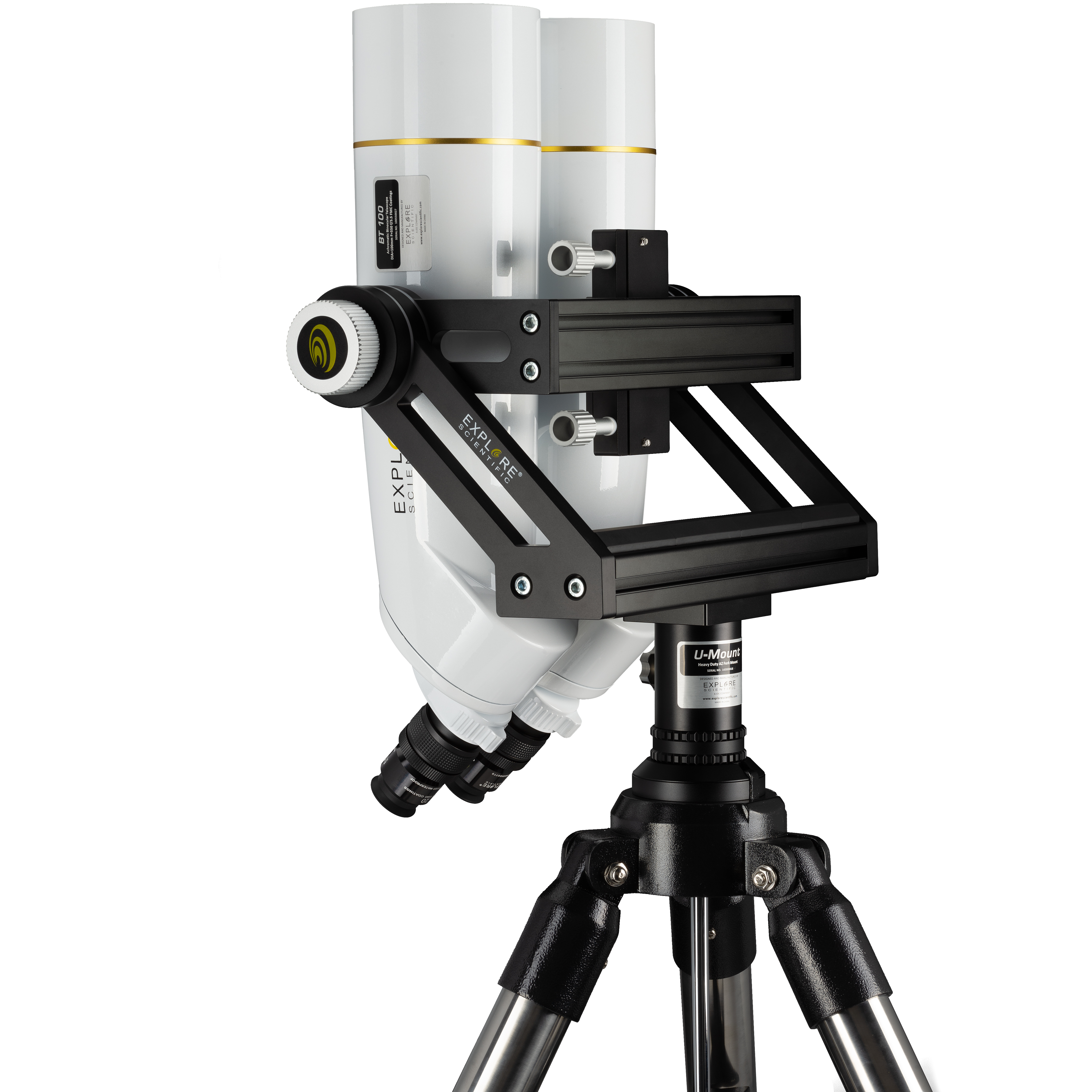 Un telescopio blanco con marco negro, sobre un trípode, contra un fondo blanco.