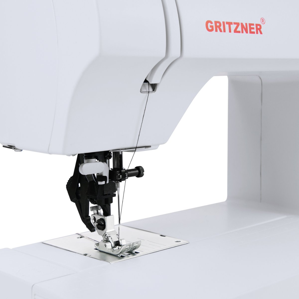 Nahaufnahme einer weißen Nähmaschine mit dem GRITZNER-Logo in Rot. Die Nadel ist abgesenkt.
