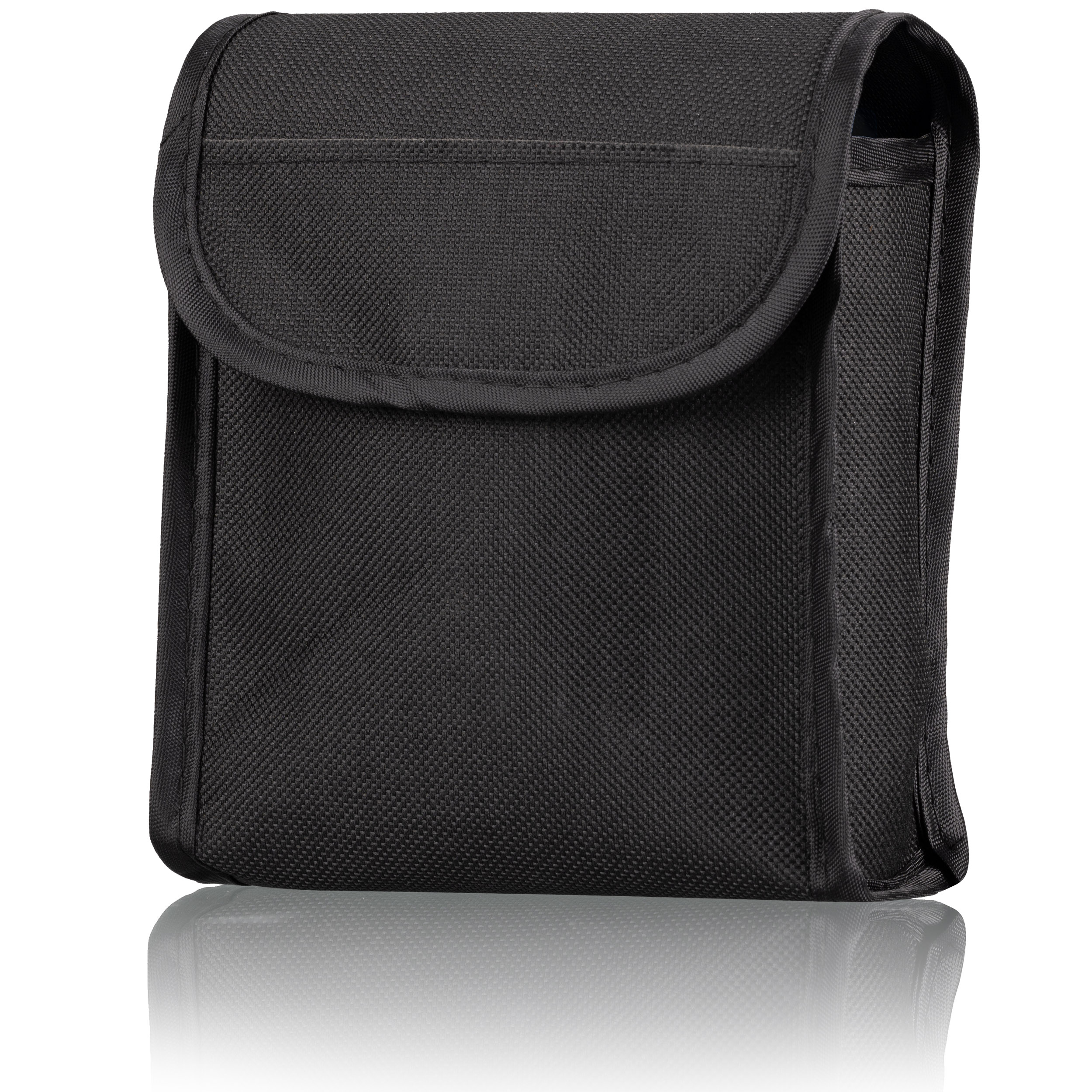 Bolsa negra con solapa, para cámara u accesorio similar, fondo blanco.