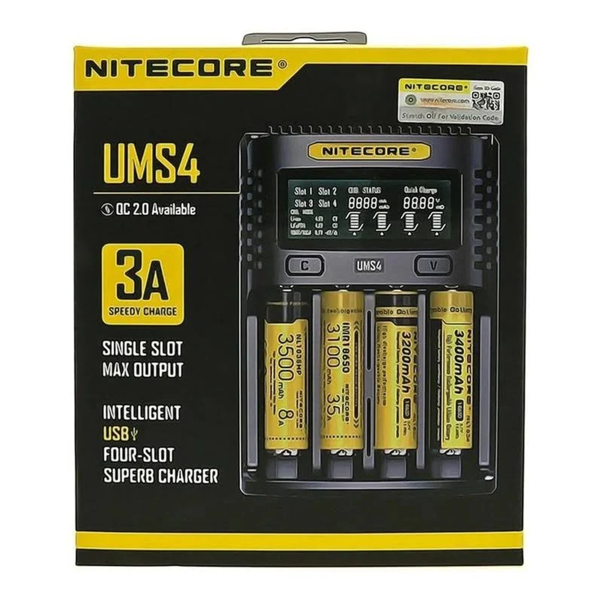 Ein schwarzes und gelbes NITECORE UMS4 Batterieladegerät mit vier Batterien. Das Ladegerät zeigt Batterieinformationen.