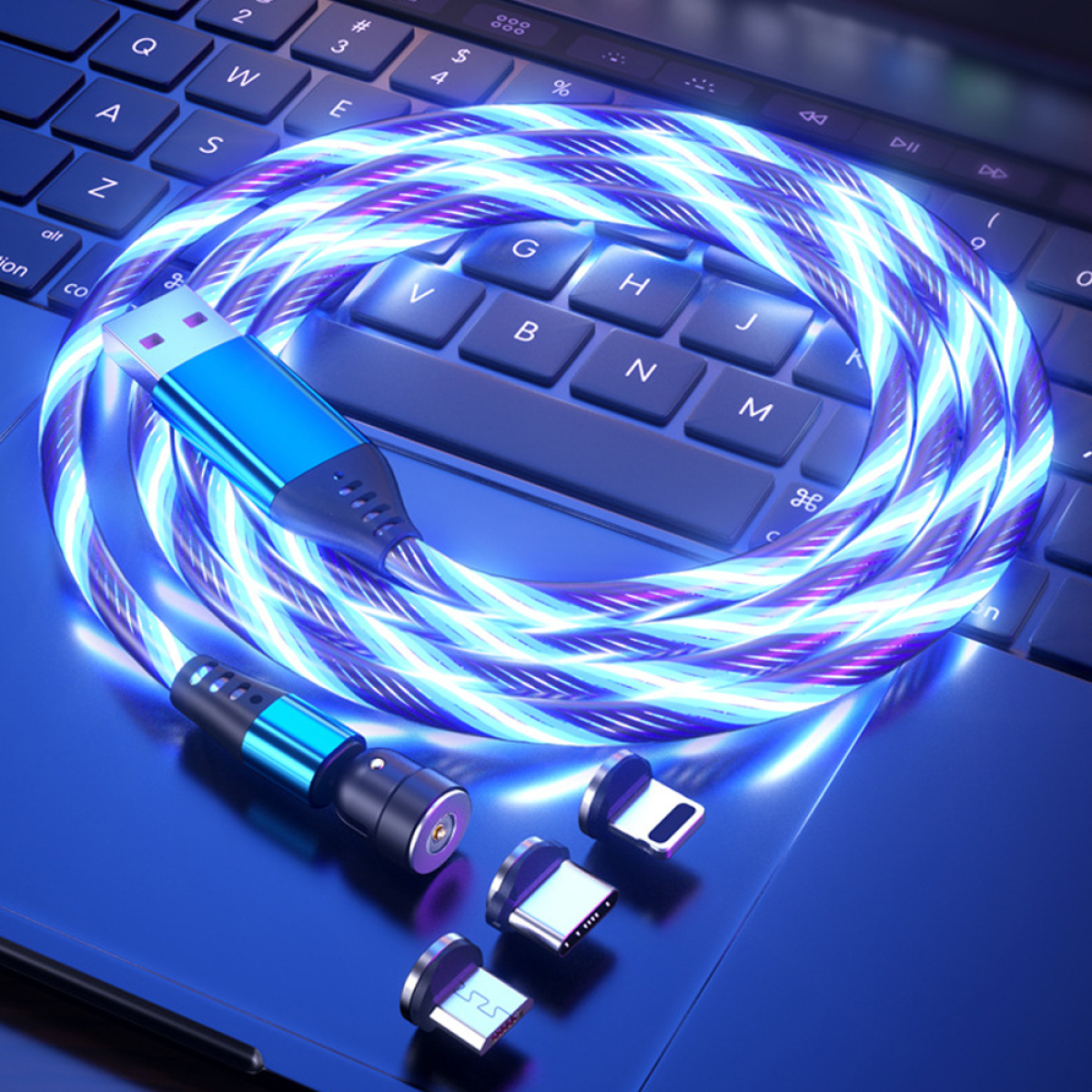 Ein blau leuchtendes USB-Ladekabel. Das Kabel ist auf einer Laptop-Tastatur aufgerollt.