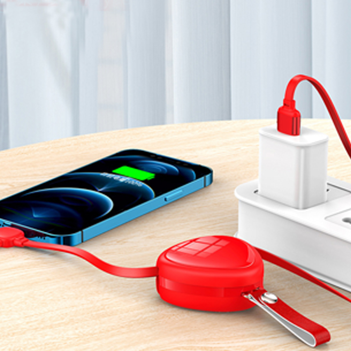 Ein Telefon, das mit einem roten Kabel geladen wird, ein weißes Ladegerät, das in eine Steckdose gesteckt ist, auf einer Holzoberfläche.