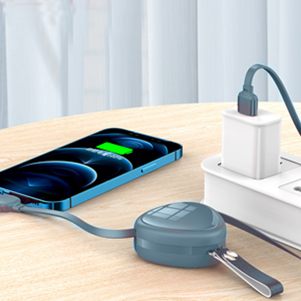 Ein Telefon, das neben einem Netzteil mit Kabel und einem kleinen Behälter geladen wird.