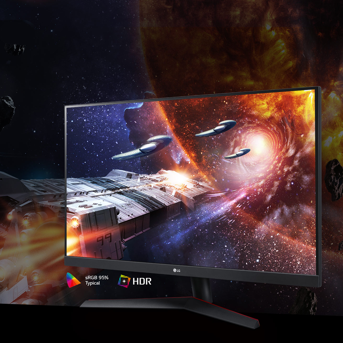 Un monitor che mostra una scena spaziale con astronavi e una nebulosa.