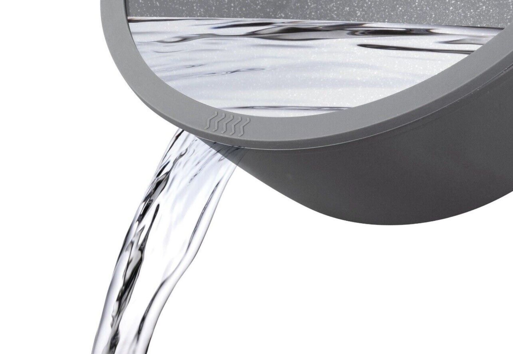 Wasser, das aus einer grauen Pfanne gegossen wird.