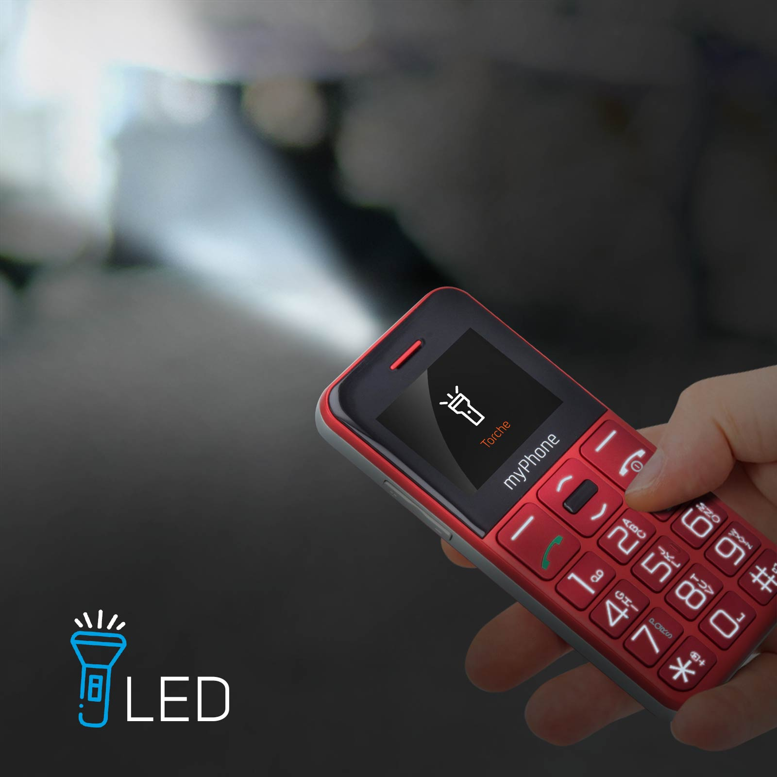 Rotes myPhone in der Hand gehalten. Taschenlampensymbol auf dem Bildschirm. Lichtstrahl leuchtet.