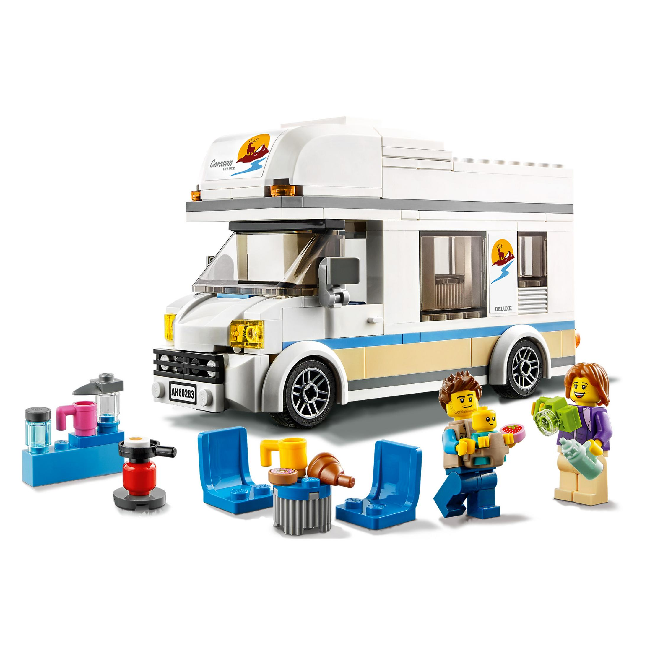 Lego camper met familiefiguren en kampeertoebehoren. Witte en blauwe kleuren. Witte achtergrond.