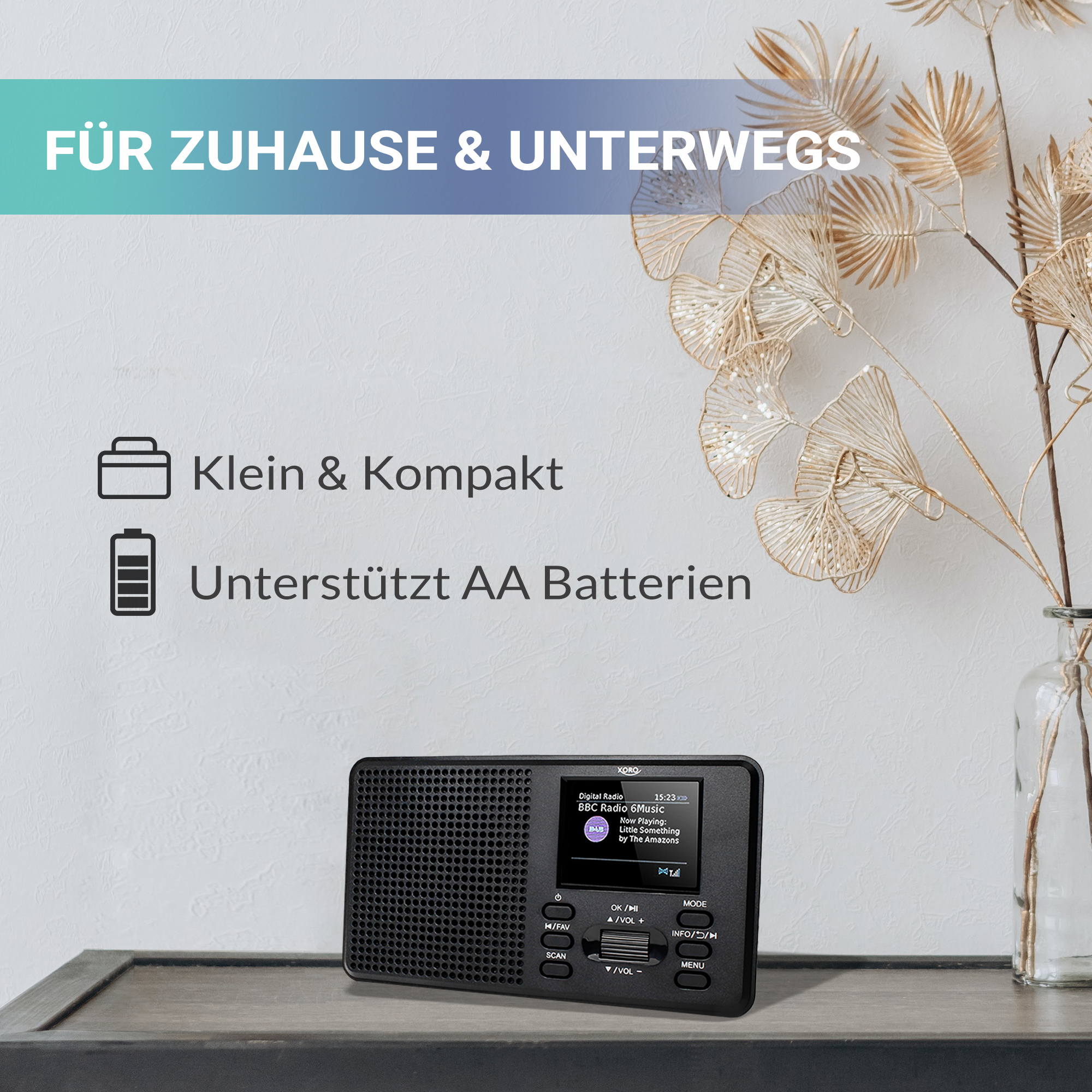Małe czarne radio z ekranem, tekstem i przyciskami. Tekst: "Für Zuhause & Unterwegs".