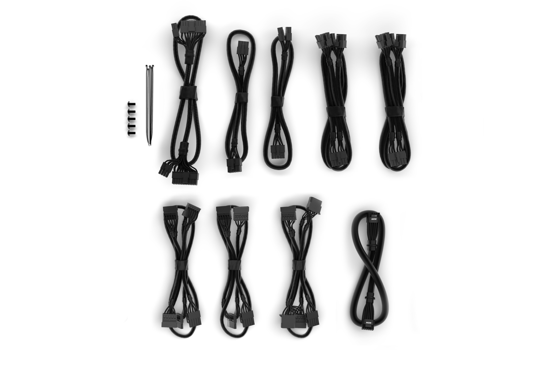 Czarne kable komputerowe. Kilka kabli jest połączonych, a niektóre luźne.