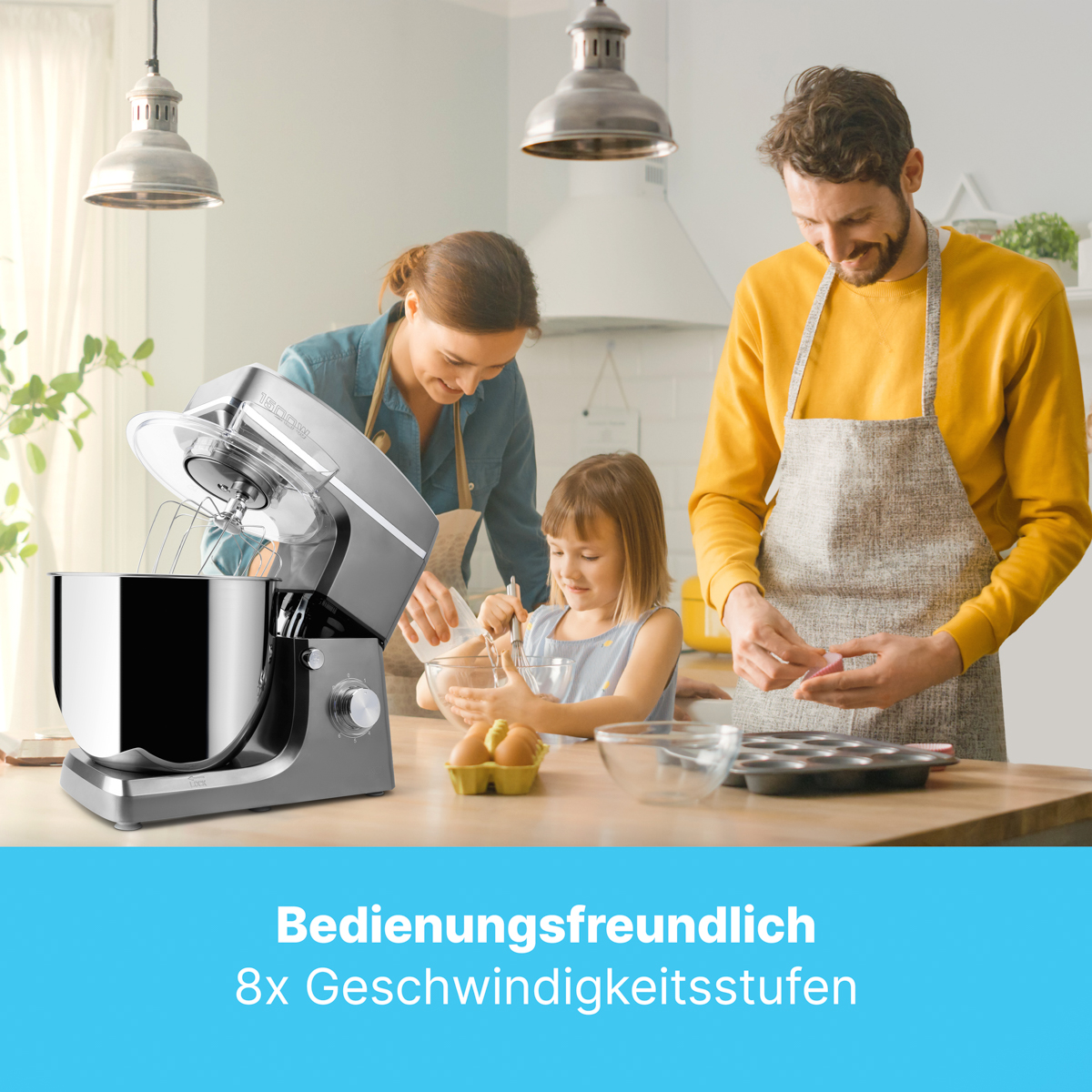 Familie kocht. Eine Küchenmaschine mit Schüssel steht auf der Theke. Frau, Mädchen und Mann sind anwesend.