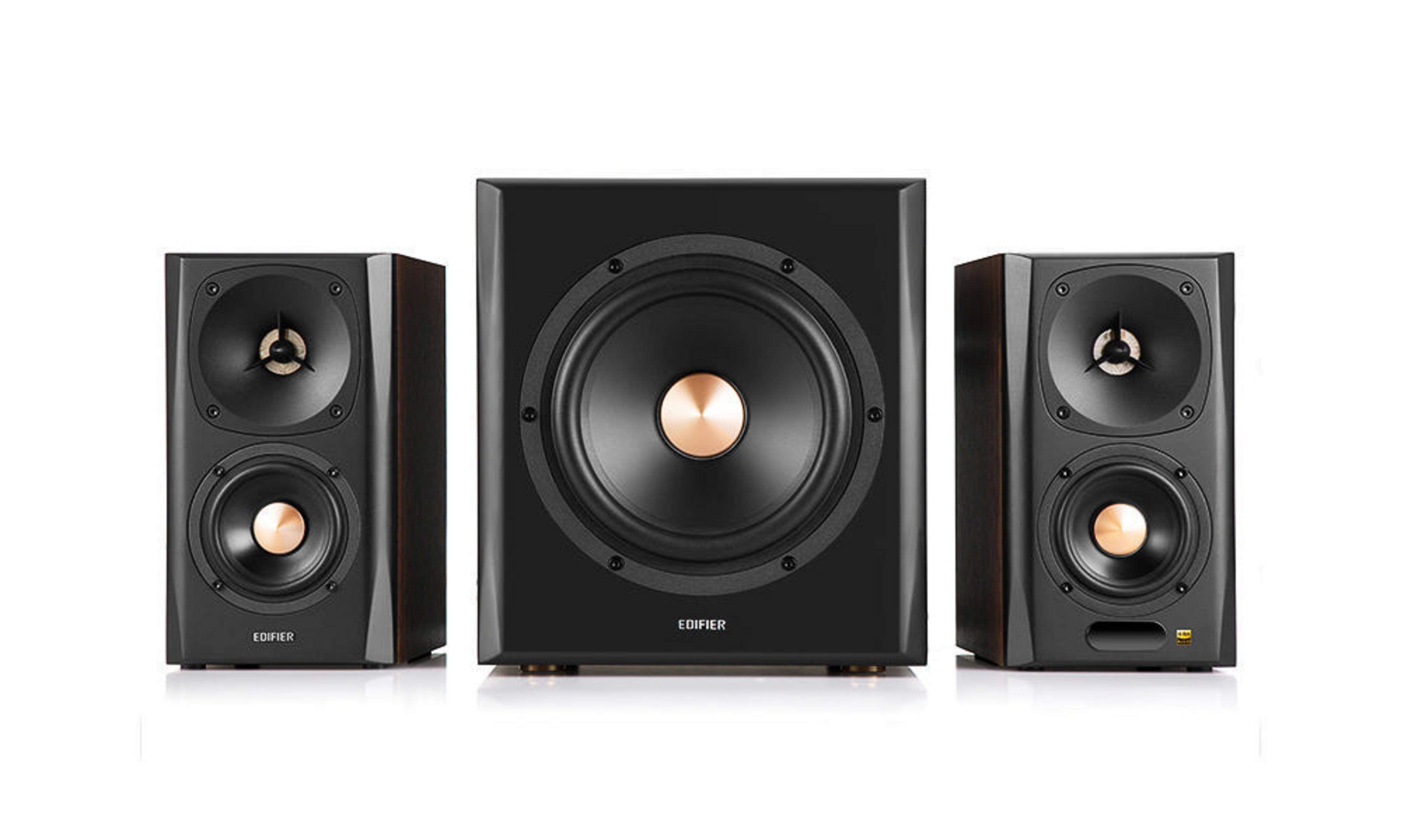 Trzy głośniki. Dwa małe czarne głośniki i duży czarny subwoofer.