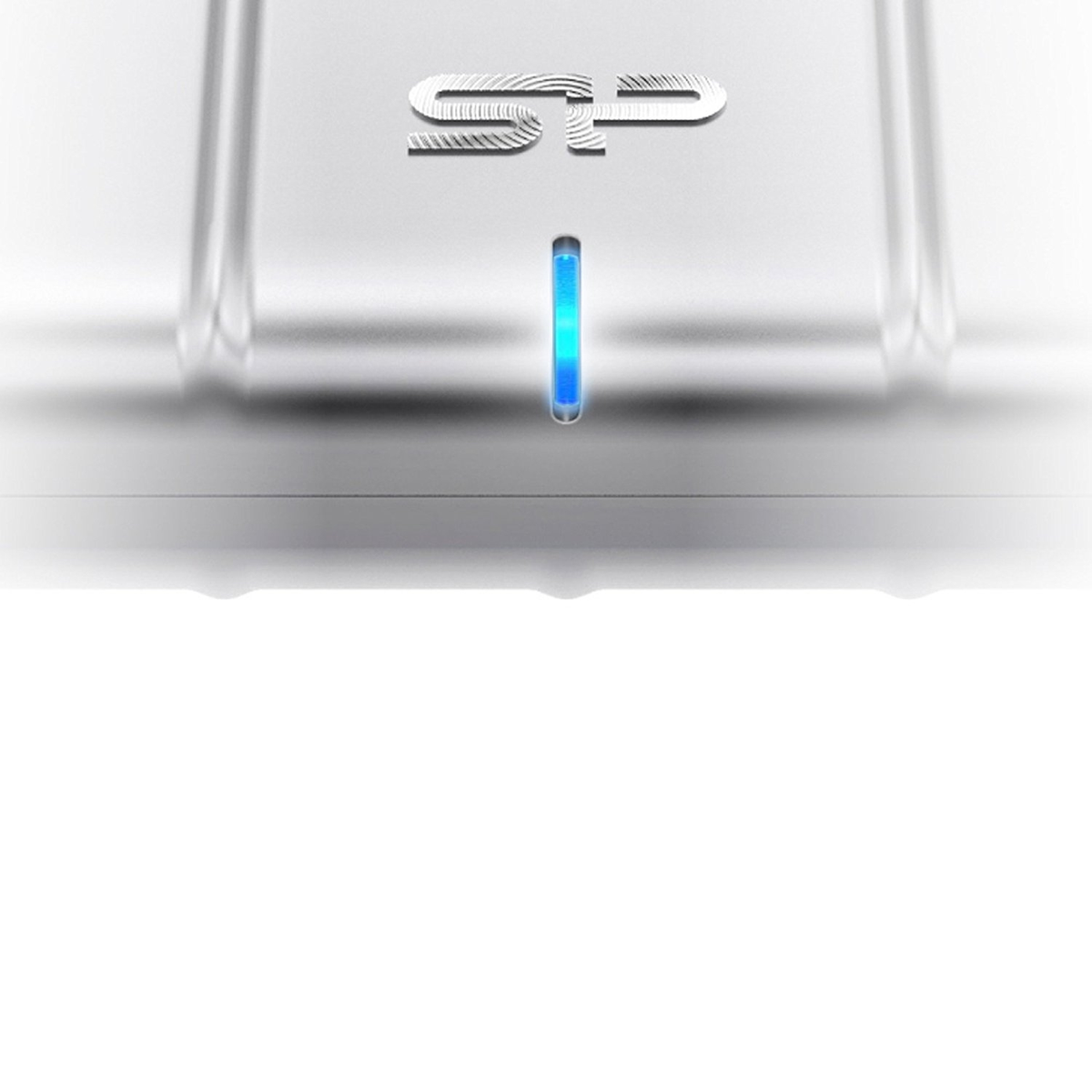 Zbliżenie srebrnego urządzenia z niebieskim światłem.