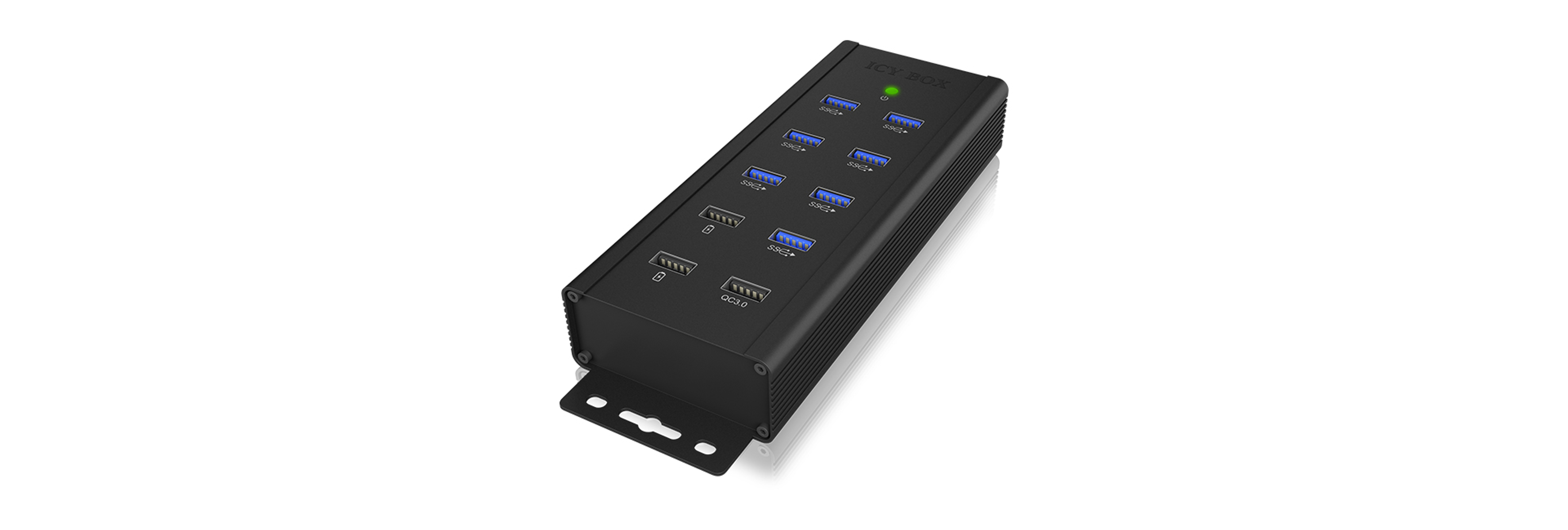 Schwarzer USB-Hub mit mehreren Anschlüssen. Eine grüne Power-Anzeige leuchtet.