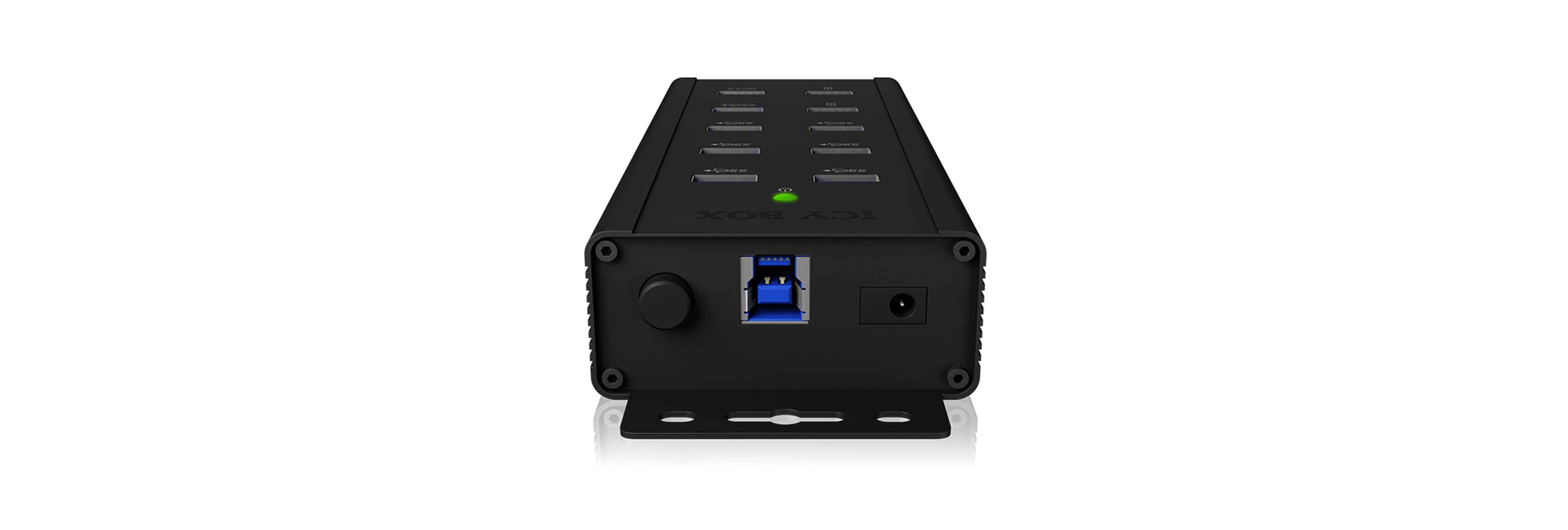 Schwarzer USB-Hub mit mehreren USB-Anschlüssen und einem Stromanschluss. Der Hub befindet sich auf einer weißen Oberfläche.
