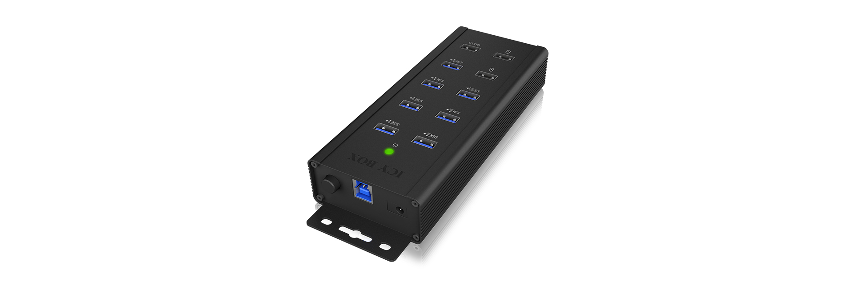 Ein schwarzer USB-Hub mit mehreren Anschlüssen und einem grünen Licht, vor weißem Hintergrund.