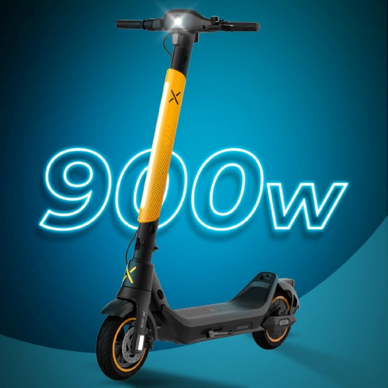 Scooter elettrico nero e giallo con sfondo blu sfumato e la scritta '900w'.