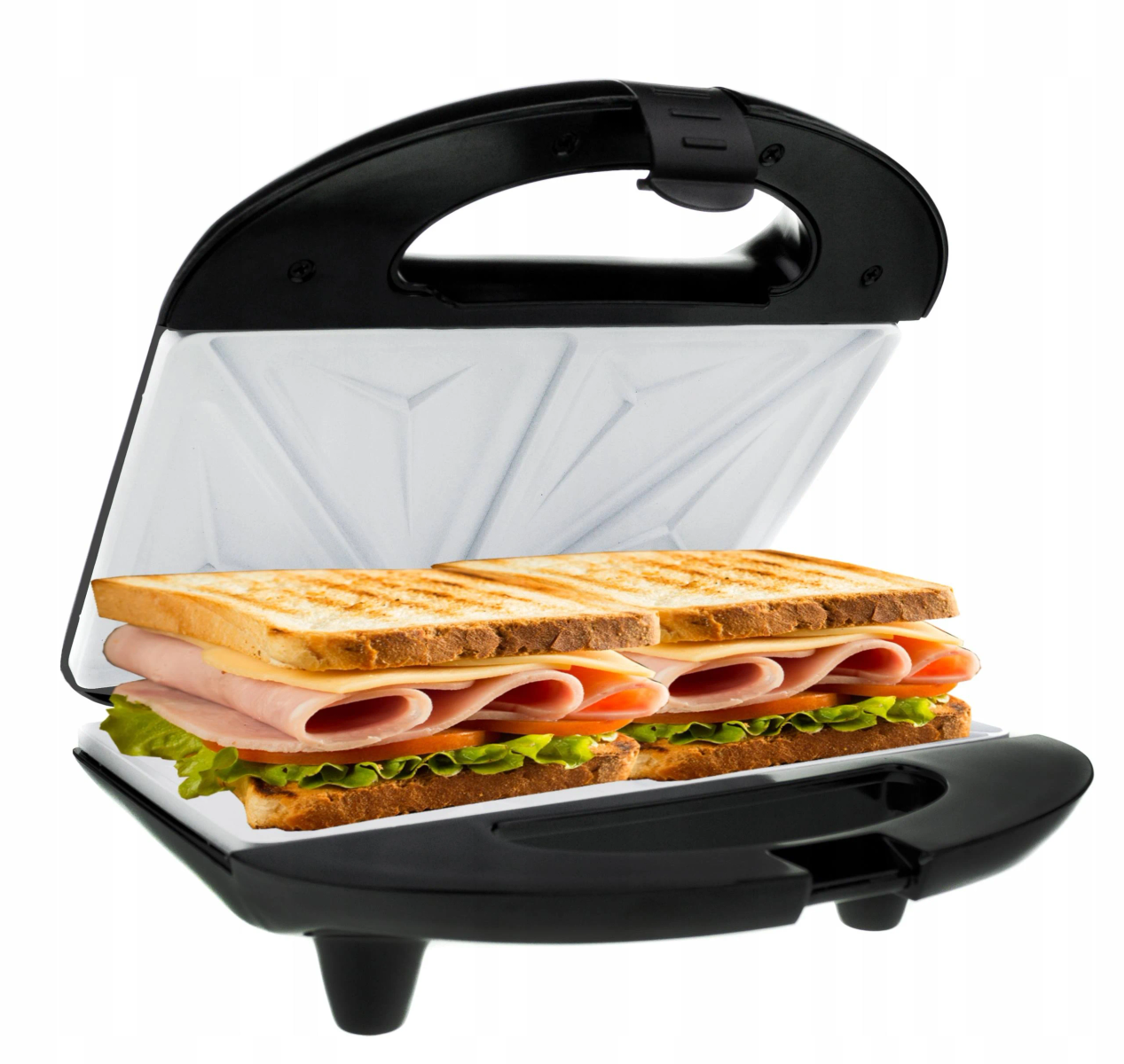 Toster do kanapek z dwoma kanapkami w środku. Białe tło.