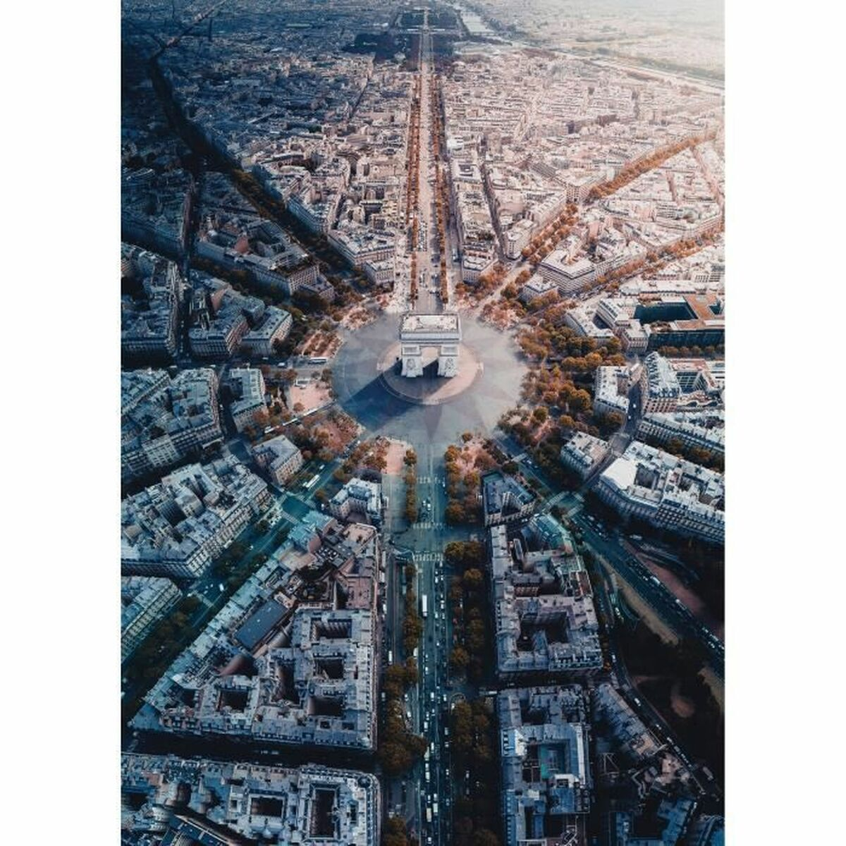 Luftaufnahme von Paris. Der Arc de Triomphe befindet sich im Zentrum, umgeben von Straßen und Gebäuden.