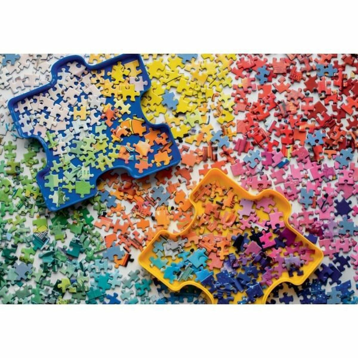 Zwei Puzzleschalen mit verstreuten Teilen. Verschiedene Farben und Formen. Draufsicht.