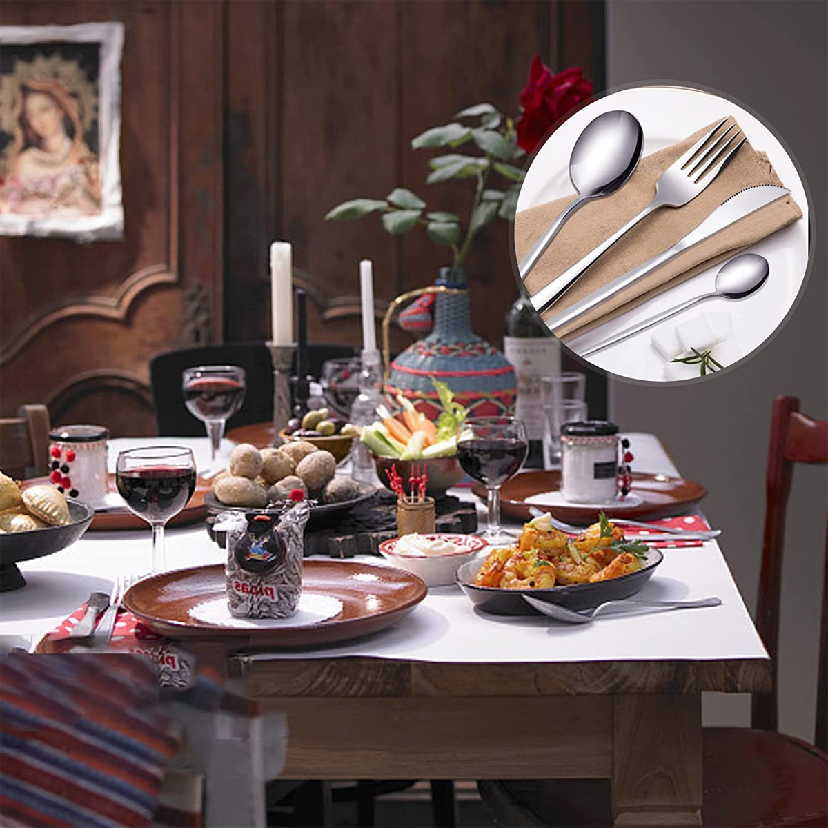 Tisch für eine Mahlzeit mit Weingläsern, Essen und Besteck. Einsatz zeigt Details des Bestecks.