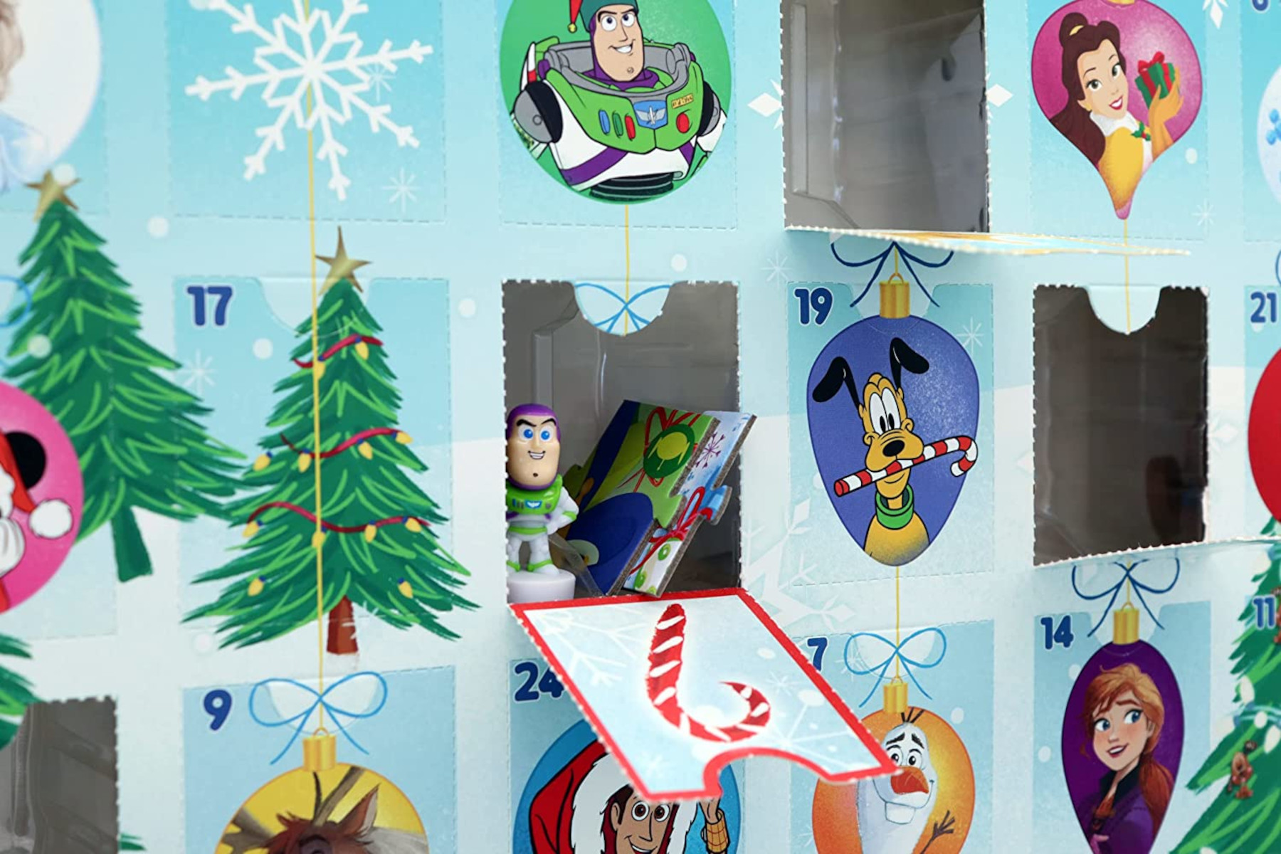 Adventskalender mit Disney-Figuren. Buzz Lightyear und andere Figuren sichtbar.