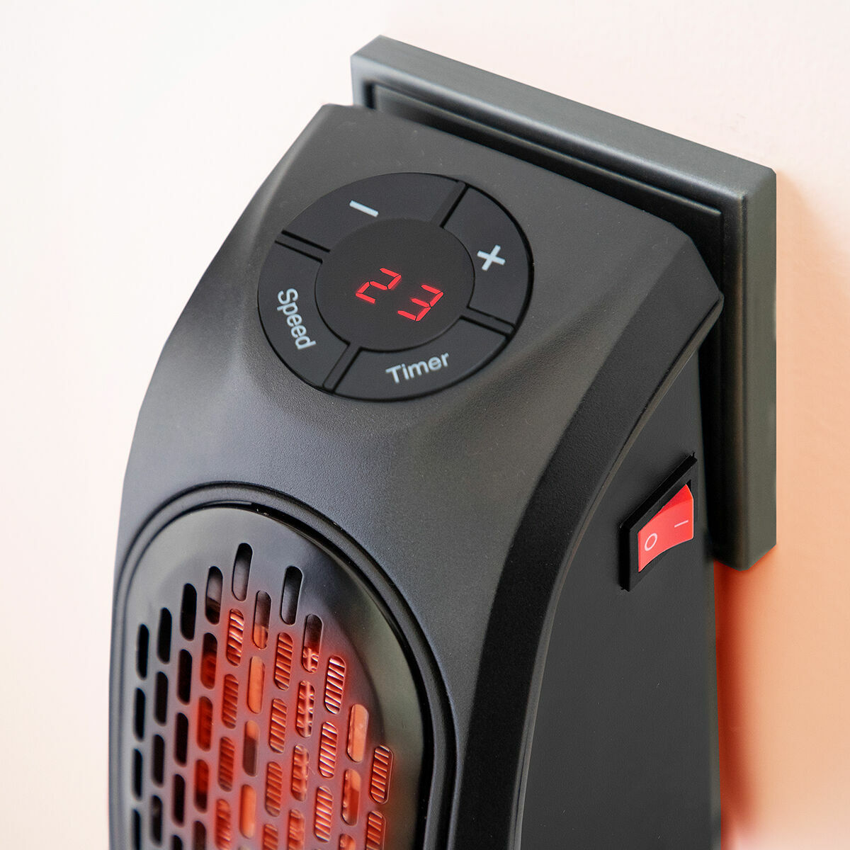 Calentador negro montado en la pared con una pantalla digital que muestra la temperatura.