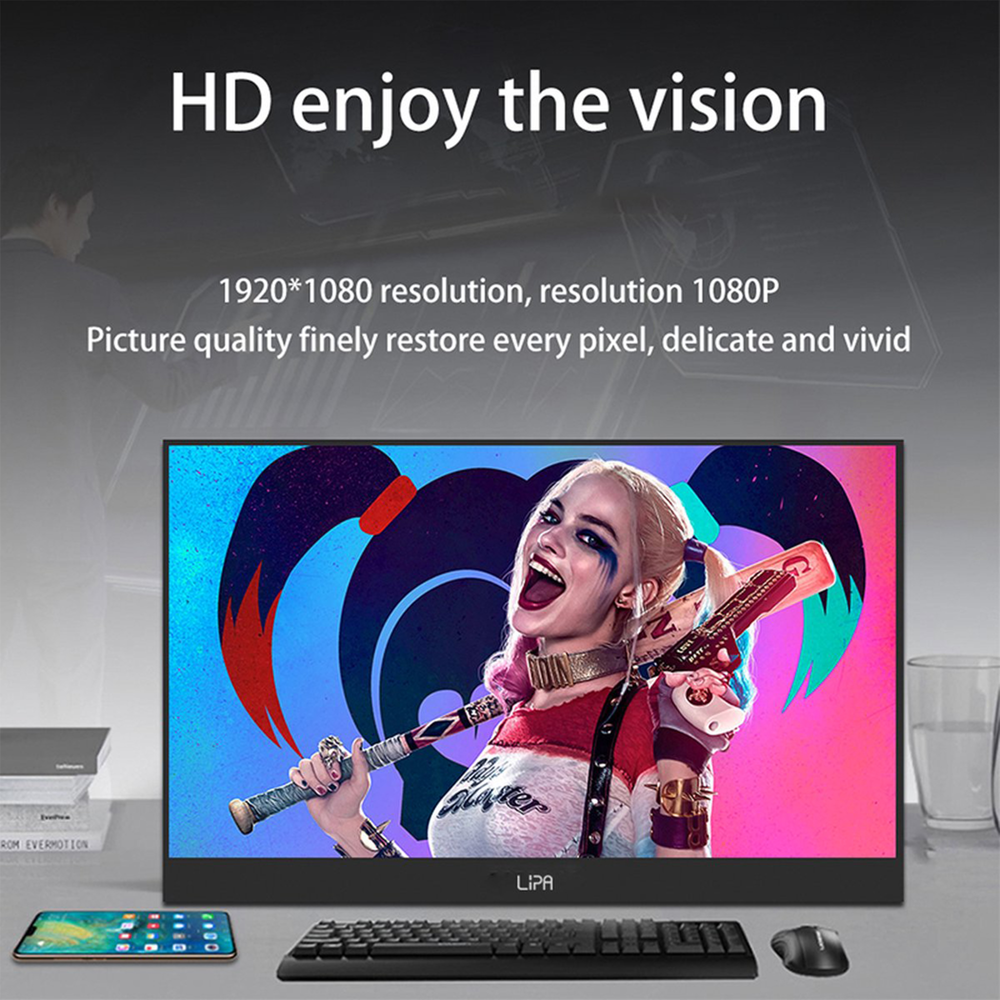 Monitor komputera z kobietą na ekranie. Na pierwszym planie klawiatura, mysz i telefon.