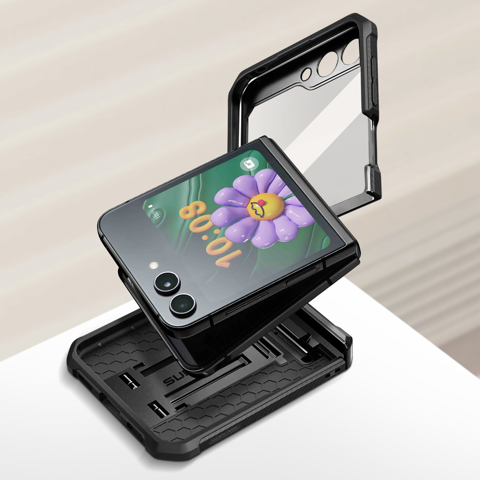 Schwarzes Telefon in Hülle mit offenem Deckel. Zeigt Blume auf dem Bildschirm. Hülle liegt auf weißer Oberfläche.