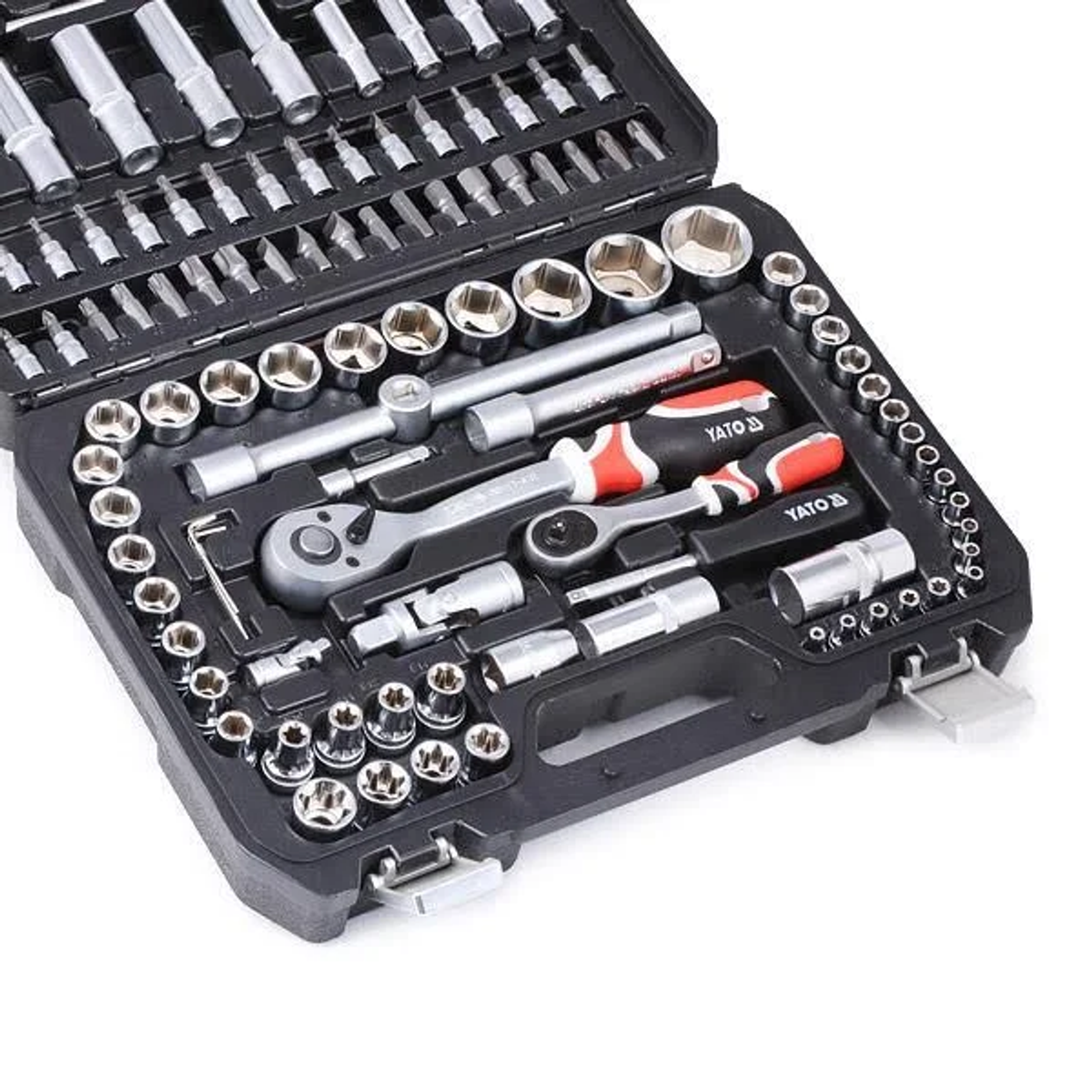 Otwarta skrzynka narzędziowa z różnymi narzędziami: nasadkami, grzechotkami i bitami.