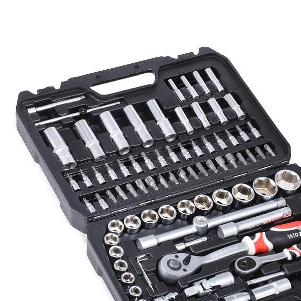 Otwarta skrzynka narzędziowa wypełniona narzędziami, w tym nasadkami, kluczami.