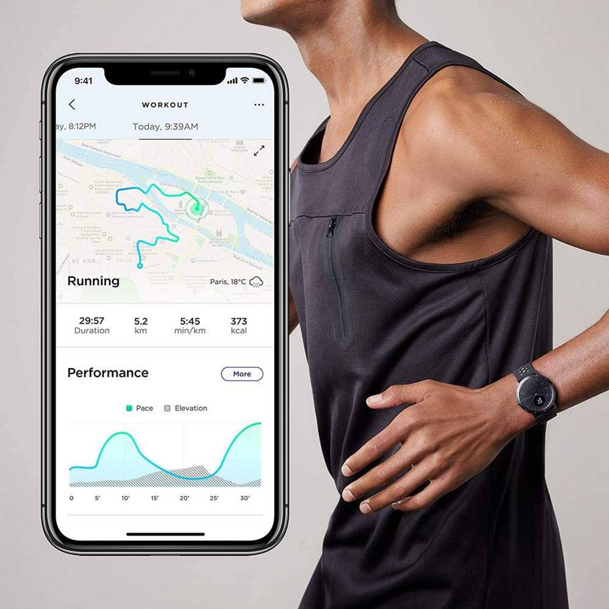 Ein Mann läuft mit einem Fitness-Tracker. Das Telefon zeigt Trainingsdaten mit Karte, Statistiken und Leistungsgrafik.