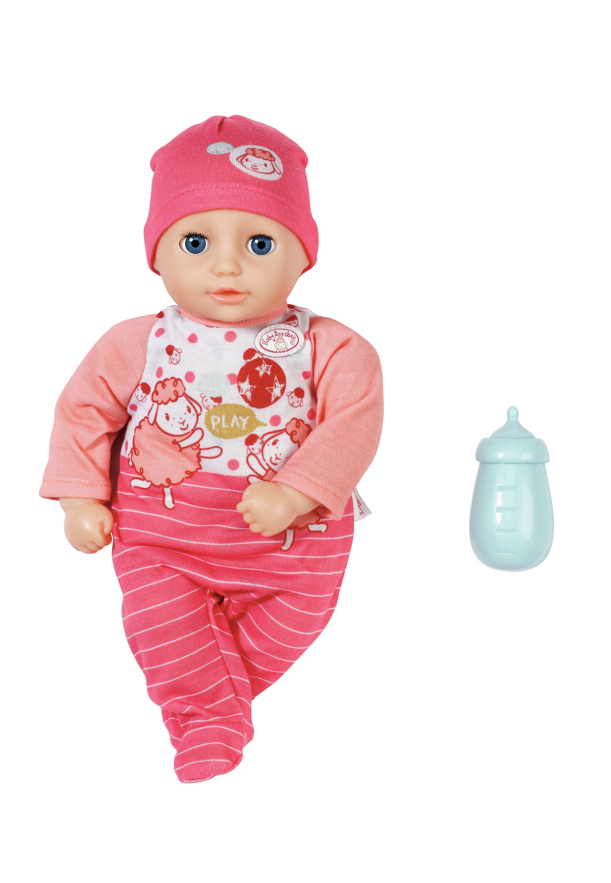 Eine Babypuppe in rosa Kleidung und Hut, mit einer Flasche daneben, auf weißem Hintergrund.
