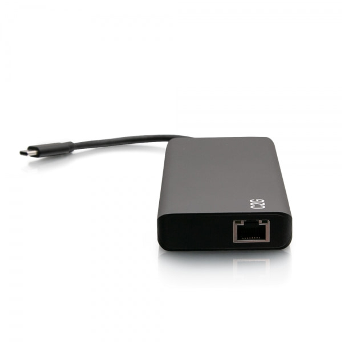 Un adattatore C2G grigio scuro con un cavo USB-C collegato e una porta Ethernet.