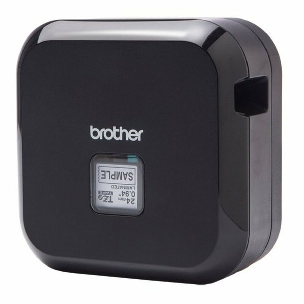 Etiquetadora negra con texto blanco "brother". La etiqueta muestra texto "SAMPLE" y otros detalles.