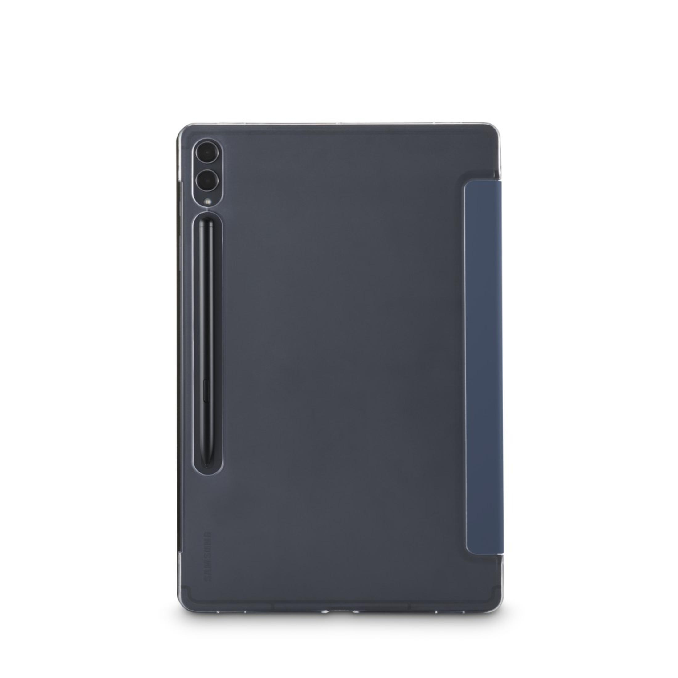 Ein Tablet mit Hülle, schwarz und blau. Das Tablet liegt auf einer weißen Oberfläche.
