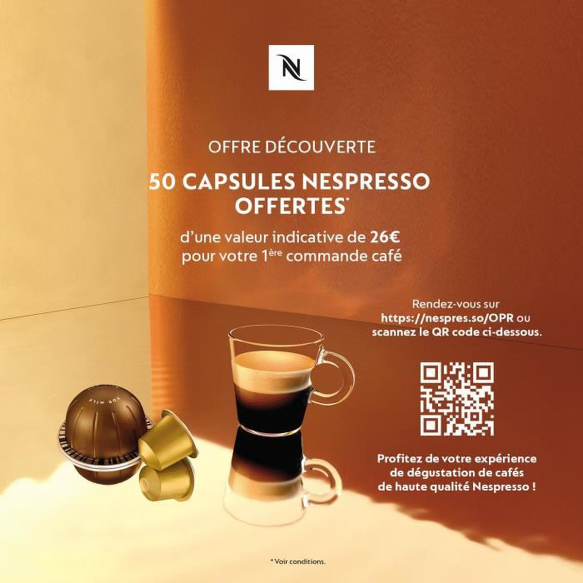 Offerta Nespresso: 50 capsule gratuite. Due tazze di caffè e capsule nell'immagine.