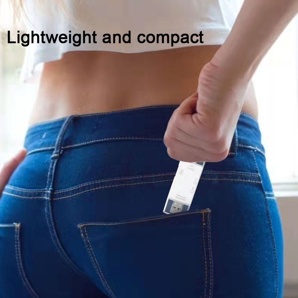 Hand in Jeans-Tasche, hält einen weißen USB-Stick.